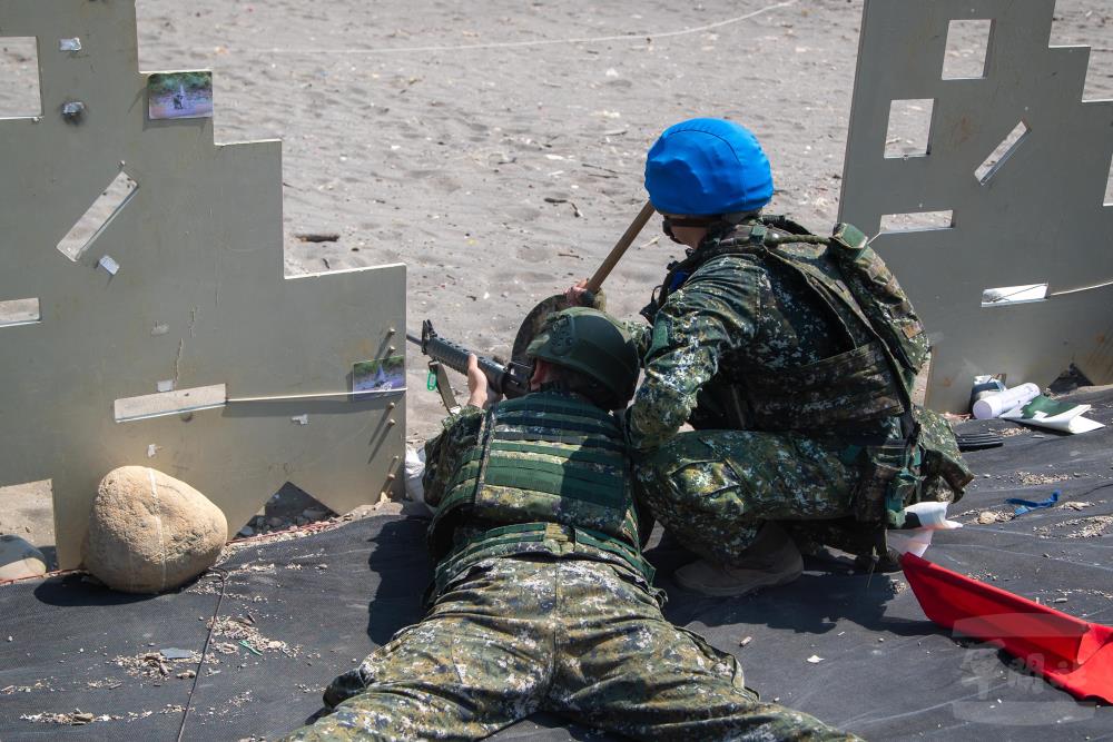 召員持T65K2步槍採臥姿射擊。（軍聞社記者王進福攝）