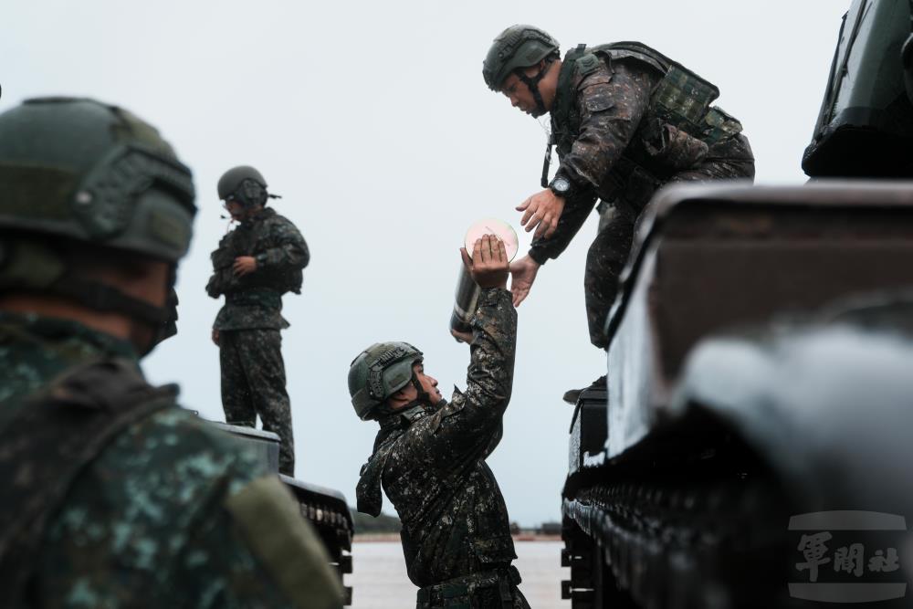 蘭指部官兵於雨中迅速完成搬彈作業。（軍聞社記者文仁攝）