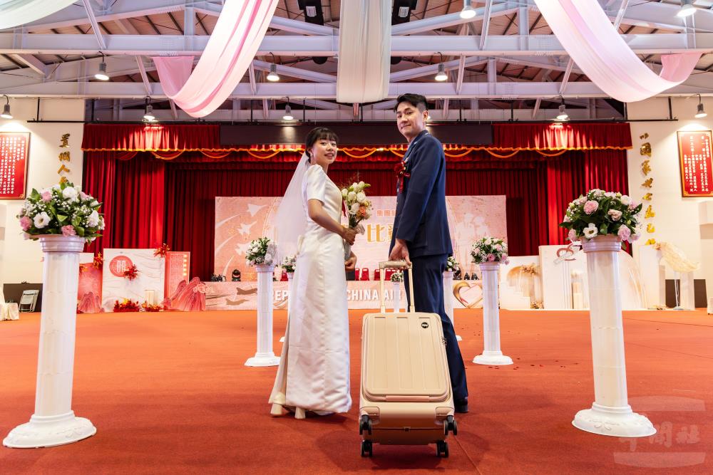 新人喜提空軍致贈的新婚禮。（軍聞社記者蔡枋澐攝）