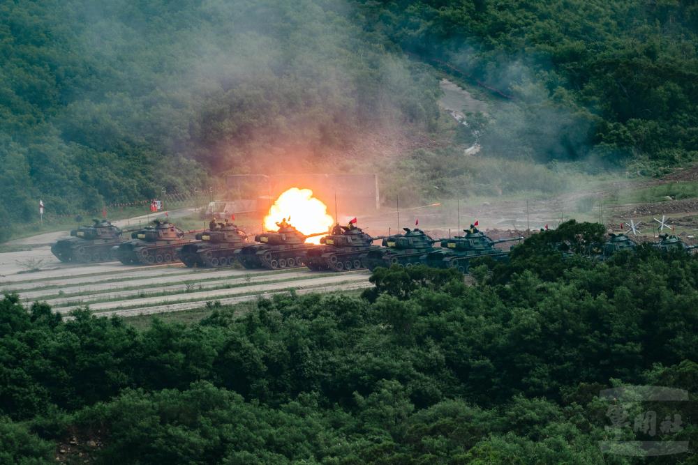 M60A3戰車向敵方發起攻擊。（軍聞社記者林庭暉攝）