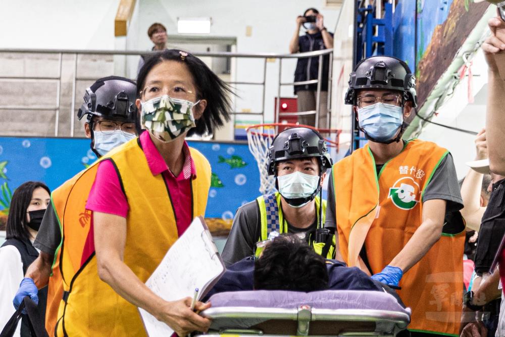 臺中市2025城鎮韌性演習中,進行戰時大量傷患醫療救援。(軍聞社記者卓以立攝) 臺中市2025城鎮韌性演習中,進行戰時大量傷患醫療救援。(軍聞社記者卓以立攝)