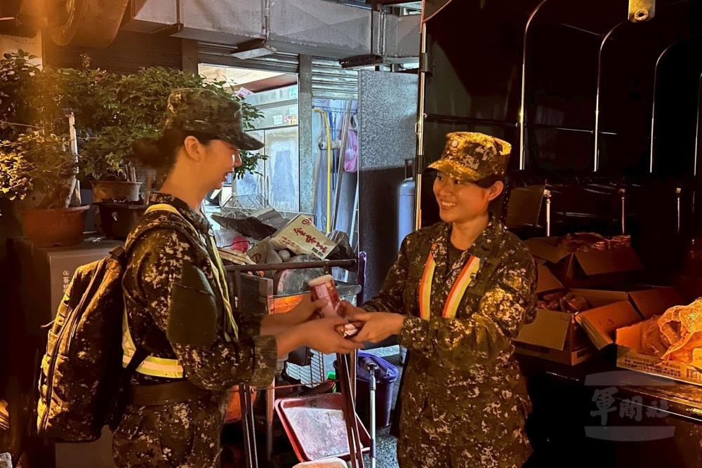 第三作戰區點心車提供官兵服務。（第三作戰區提供）
