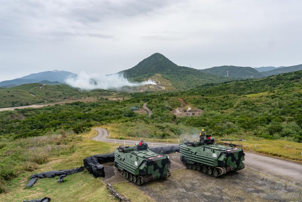 AAV7兩棲突擊車向目標區發起攻擊。（軍聞社記者林庭暉攝）