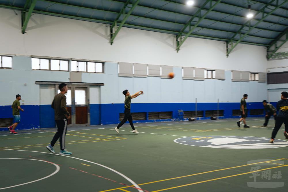 官兵於運動時間舉辦籃球競賽。（軍聞社記者邱奕菖攝）