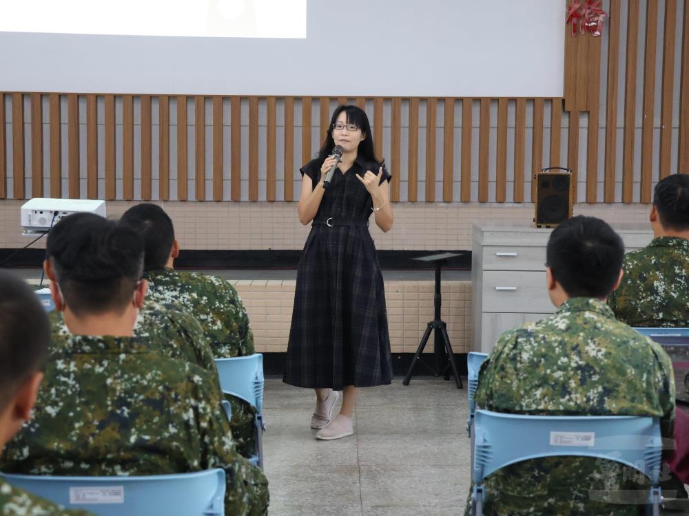楊曜瑗心理師說明憂鬱情緒與自我傷害行為間的成因與關聯。（陸軍第八軍團提供）