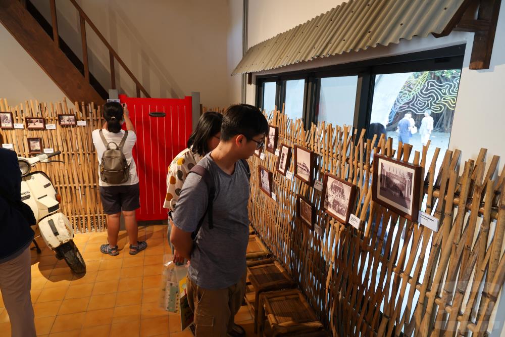 民眾透過「時代的迴音－《一把青》戲劇特展」，瞭解空軍眷村生活文化。（軍聞社記者蔡枋澐攝）