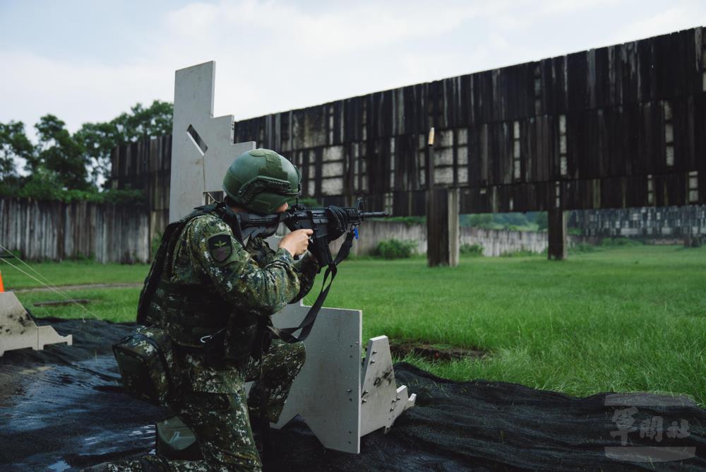 召員實施步槍實彈射擊訓練。（軍聞社記者文仁攝）
