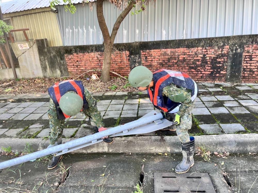 陸軍4支部官兵協助臺南市白河區災後復原。（第四作戰區提供）
