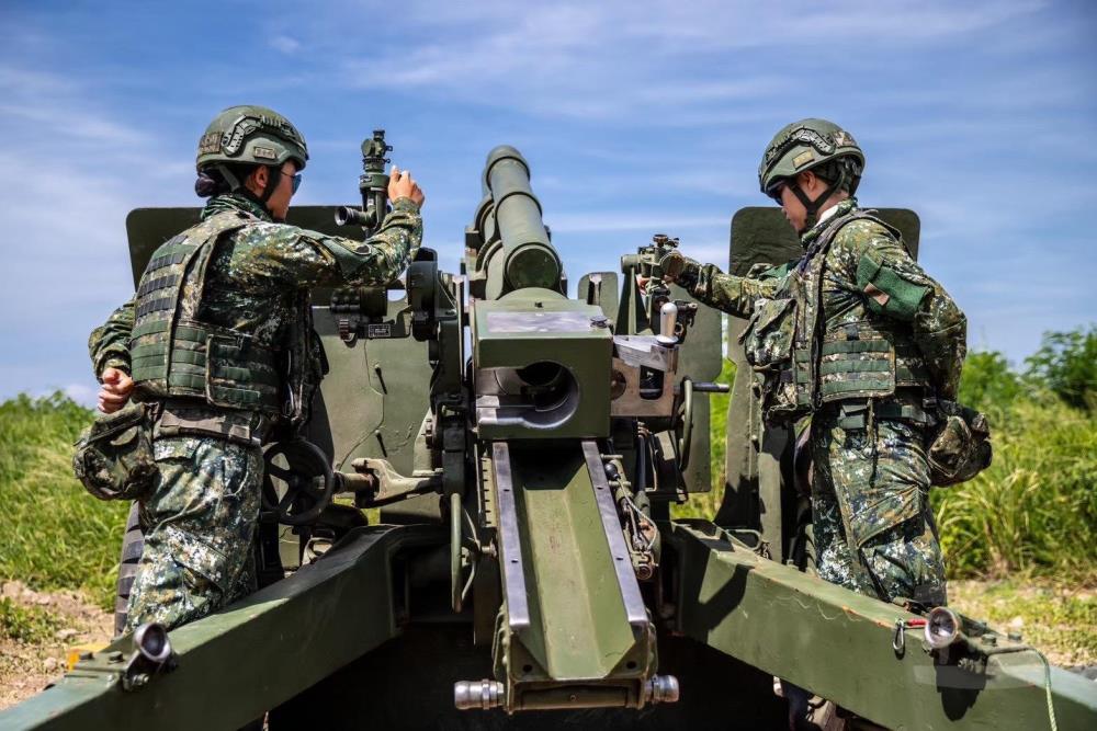 官兵實施「射指、測量、觀測、通信、砲操」等砲兵五大專長訓練。（砲訓部提供）