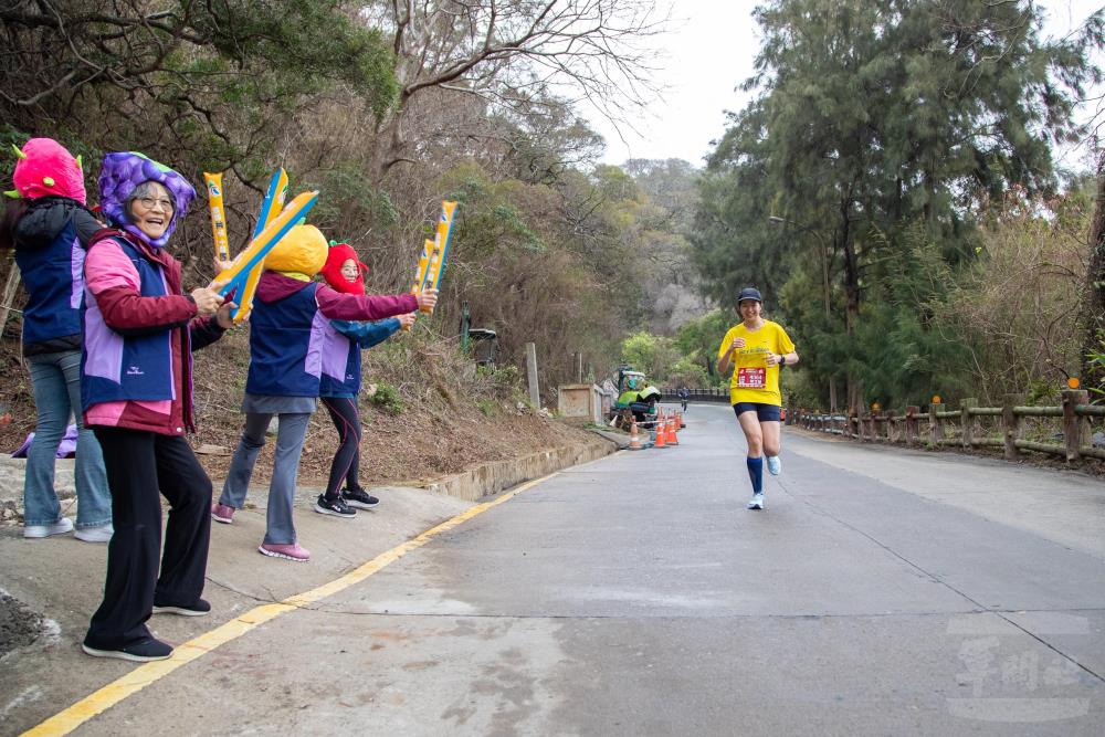 北竿地區全體總動員組成加油團，為參賽者加油打氣。（軍聞社記者王進福攝）