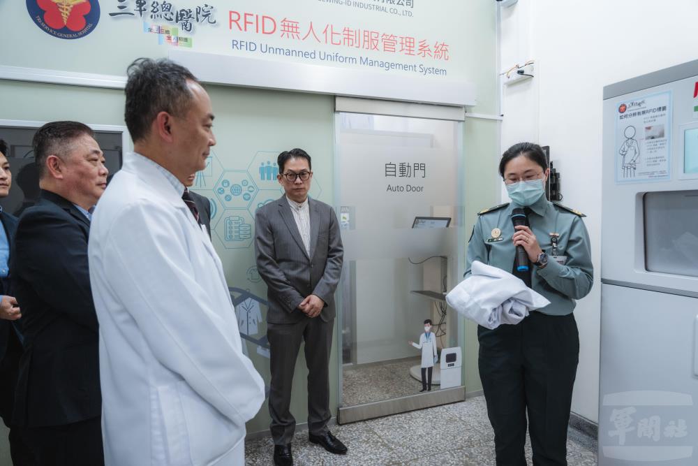 院方人員示範制服送洗流程，說明RFID管理技術與操作方式。（軍聞社記者劉哲宇攝）