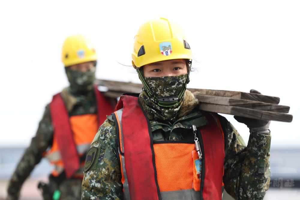 港運連官兵，執行搭跳作業。（軍聞社記者蔡枋澐攝）