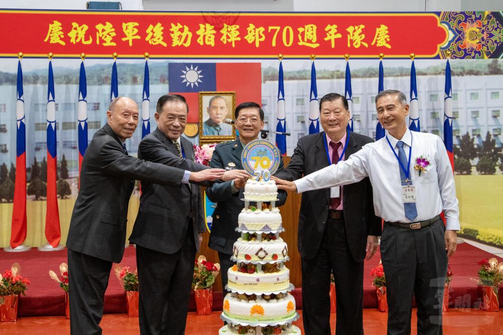 洪指揮官與先進代表切壽糕。（軍聞社記者王進福攝）