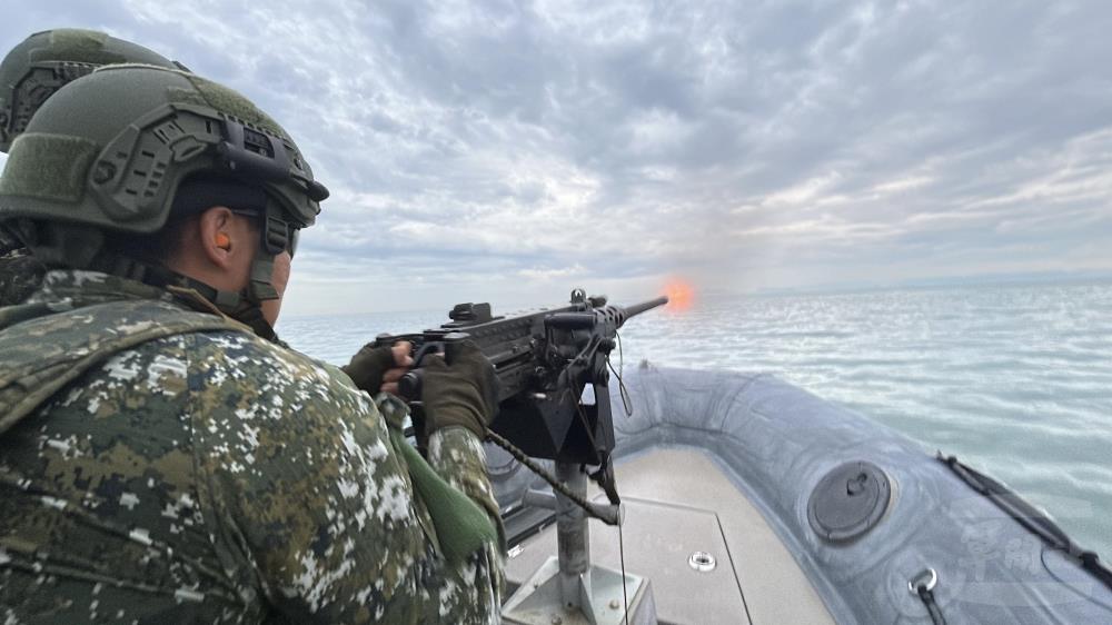 兩棲連官兵實施50機槍射擊。（馬防部提供）