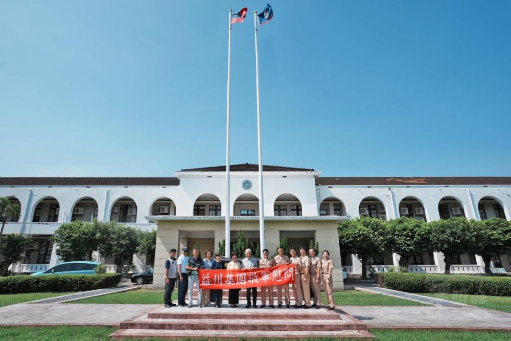 敬軍團與官兵合影。（海軍司令部提供）