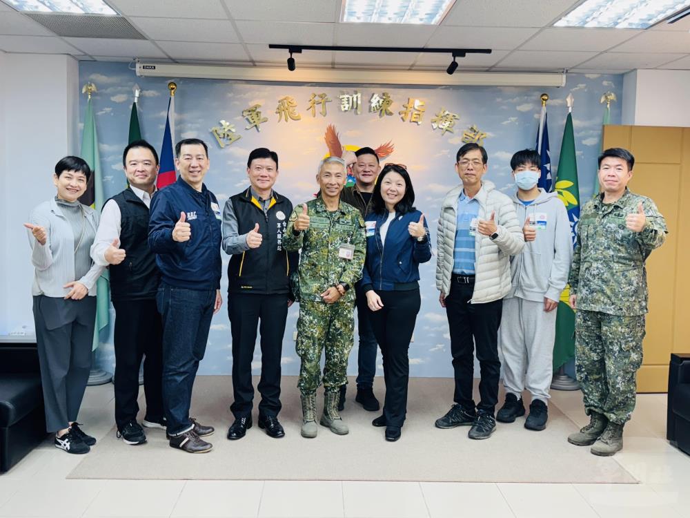 中華航空敬軍團慰問陸軍飛行訓練指揮部。（臺南市軍人服務站提供）