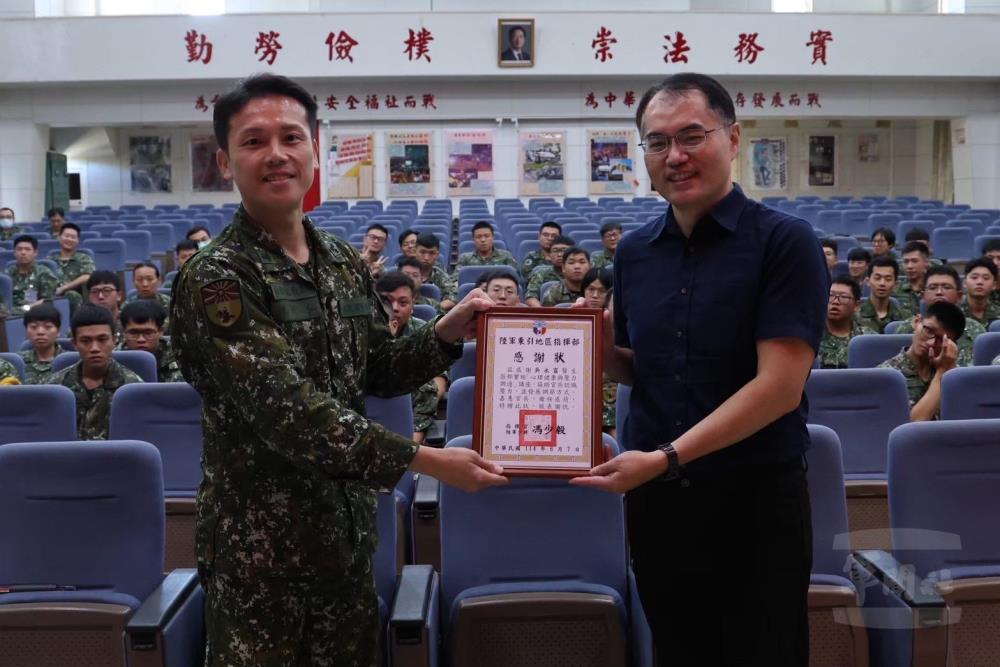 政戰主任林上校代表馮指揮官致贈吳醫師感謝狀。（東指部提供）