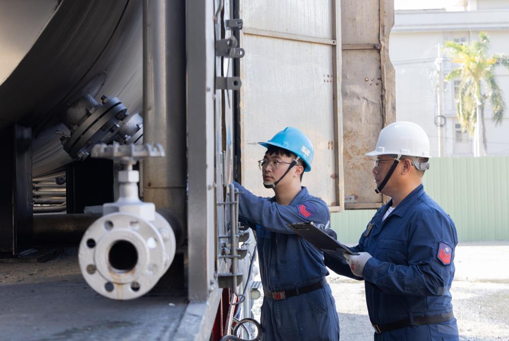 供汽站支援艦艇鍋爐前，實施各項檢查。（軍聞社記者吳柏融攝）
