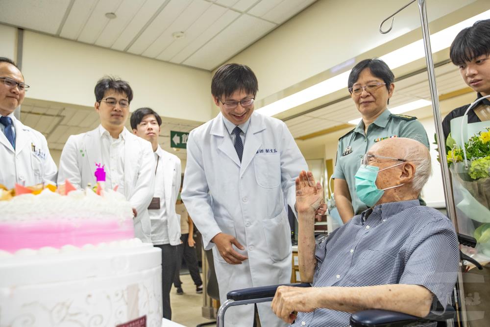 劉文正醫師親切問候王榮年先生。（軍聞社記者王茗生攝）