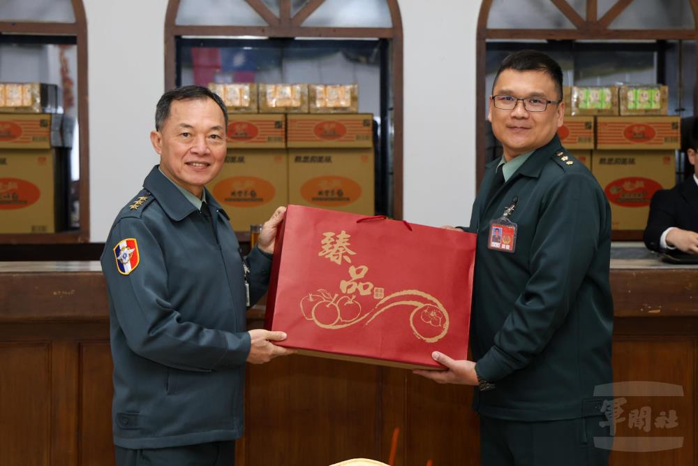 鍾副部長代表顧部長致贈慰問品。（青年日報提供）