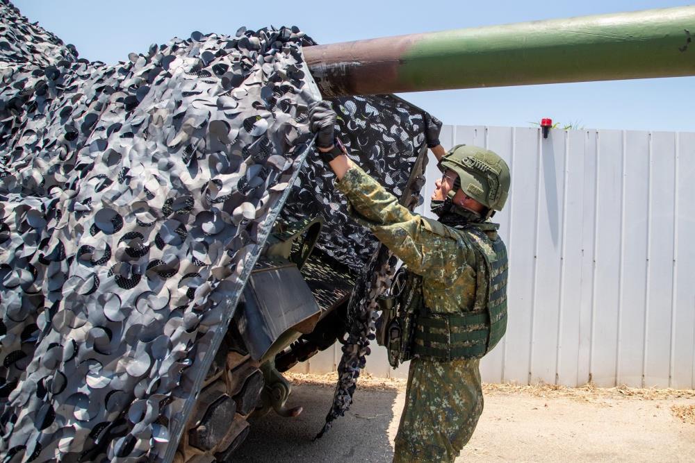 官兵進行裝備偽裝。（軍聞社記者王進福攝）