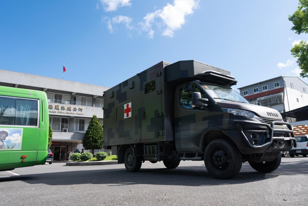 野戰救護車配合演練，協助民眾撤離。（軍聞社記者呂尚俞攝）