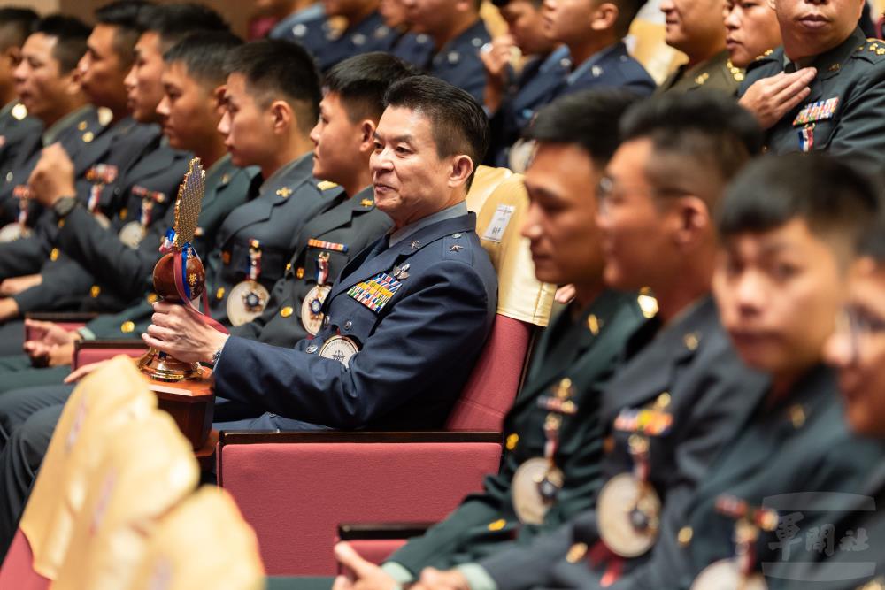 楊炳申少將代表空軍第六聯隊，獲頒「國軍模範團體」獎項。（軍聞社記者呂尚俞攝）