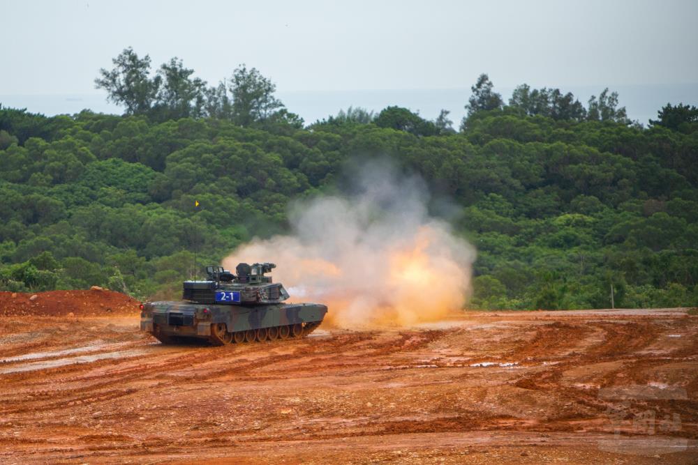 M1A2T新式戰車實彈射擊訓練。（軍聞社記者王進福攝）