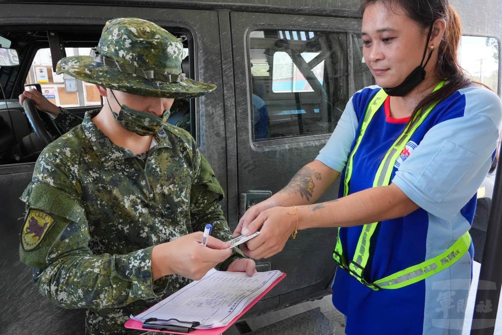 補給油料分庫駐點人員將加油卡交予加油員。（軍聞社記者侯凱議攝）