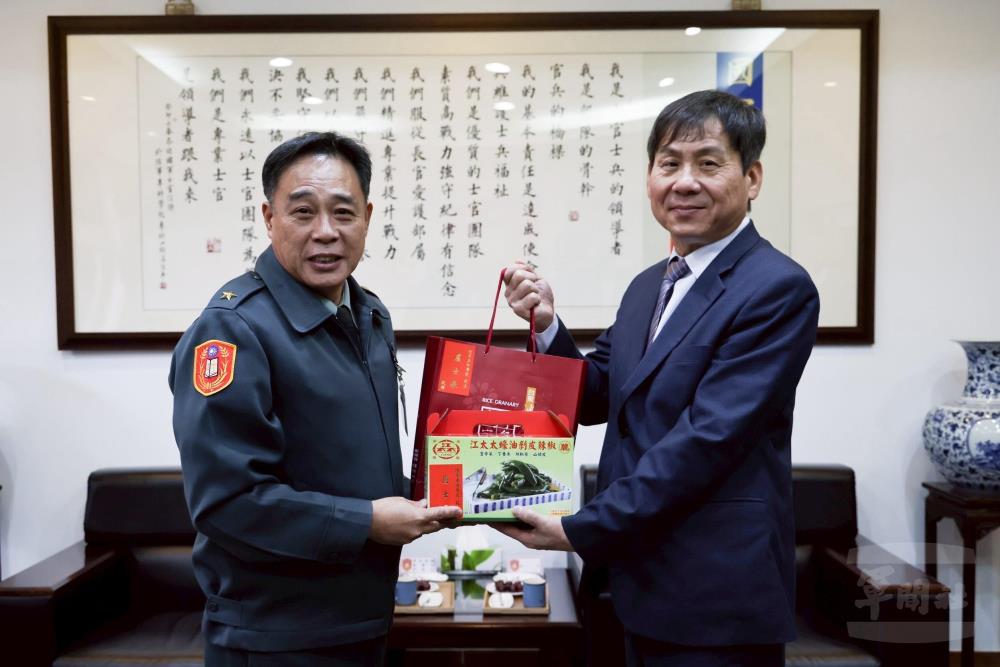 陸專校長盧少將回贈禮品。（陸專提供）