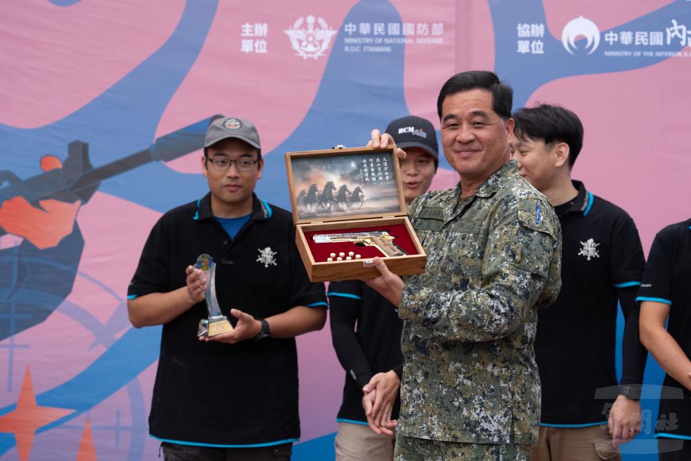 冠軍隊伍每人獲贈精美模型槍枝。（軍聞社記者呂尚俞攝）