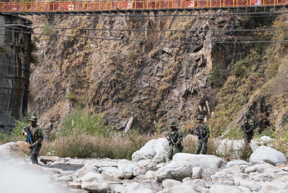 偵察組沿大甲溪河道探勘重要地形要點。（軍聞社記者李恬恬攝）