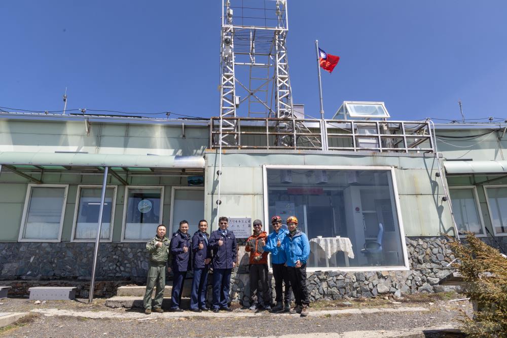 空軍司令部政戰副主任王少將（左四）、空作部政戰主任馮少將（左三），在運補時機慰問氣象站人員。（軍聞社記者吳柏融攝）