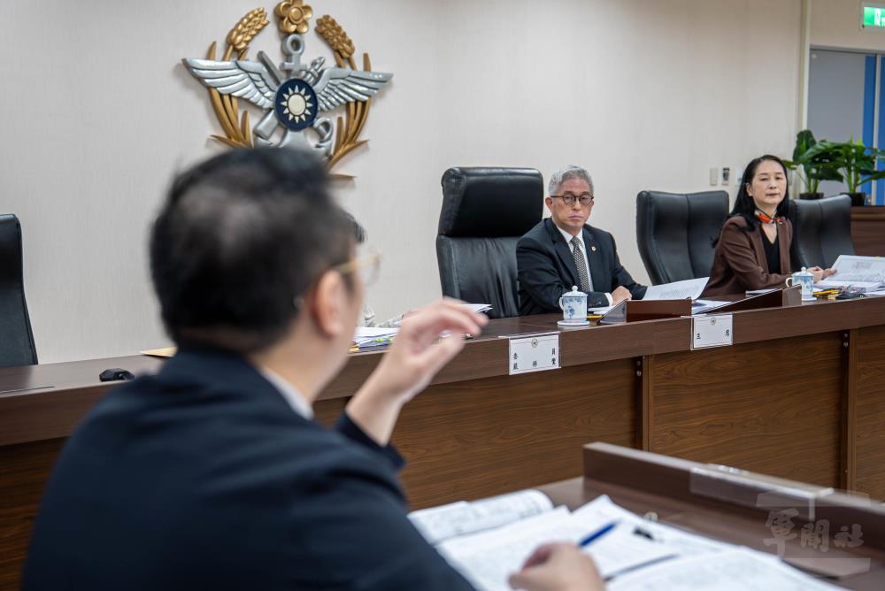 副部長與行政院性平處代表意見交換。（軍聞社記者尤昱翔攝）