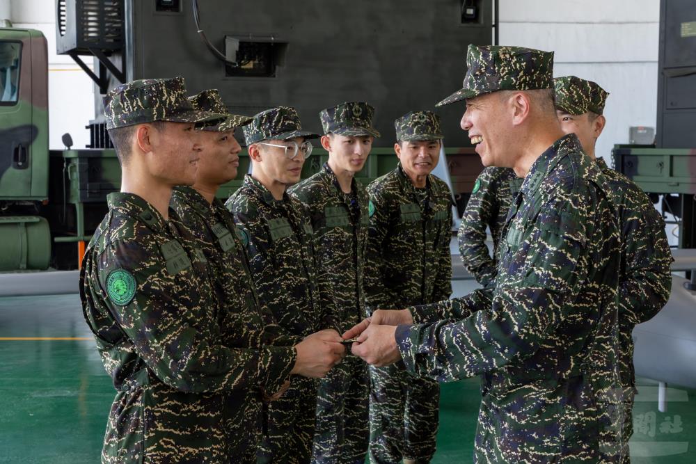 梅總長致贈官兵漢光41號演習臂章。（軍聞社記者蔡枋澐攝）