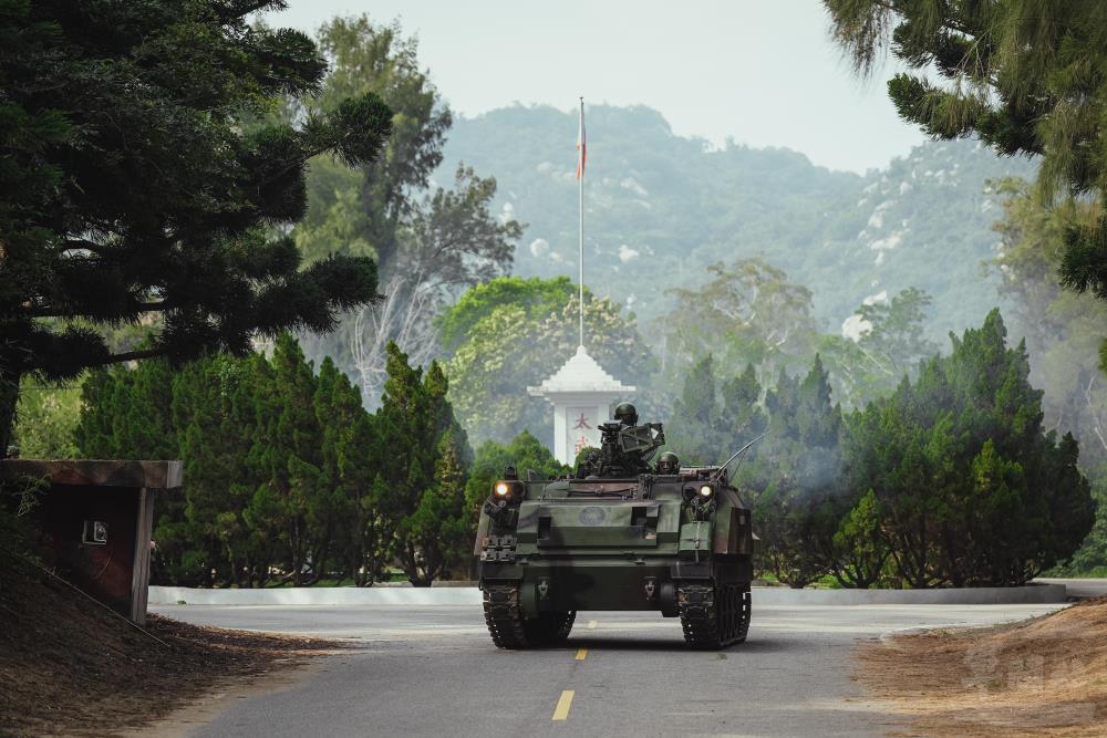 CM21甲車戰術機動至地形要點。（軍聞社記者陳傳奇攝）