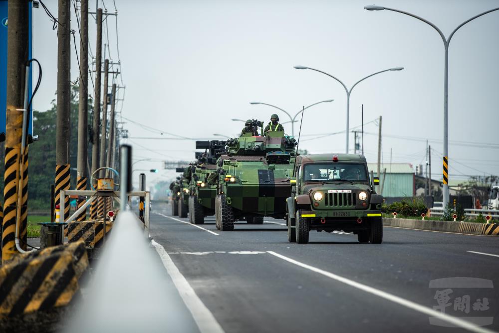 333旅派遣八輪甲車，並依計畫機動至有利陣地。（軍聞社記者王茗生攝）