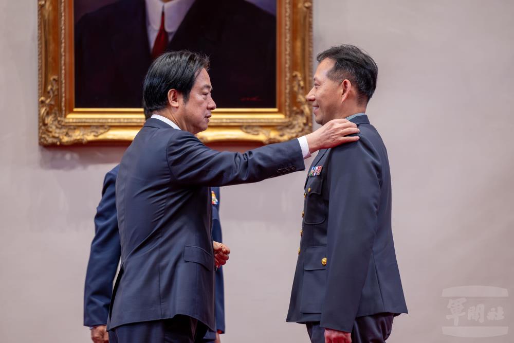 賴總統為陳少將授階。（軍聞社記者蔡枋澐攝）