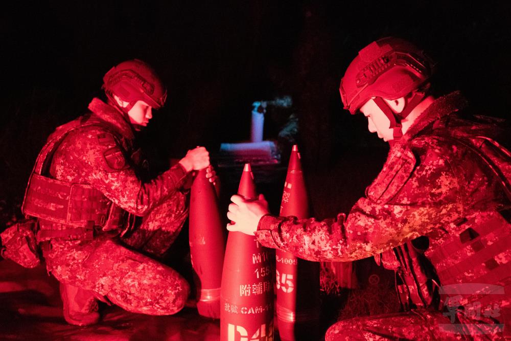 官兵於射擊前實施彈藥檢查。（軍聞社記者王進福攝）