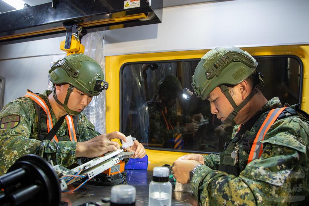 官兵運用熔接機具完成光纖修復，使戰情資訊及指揮命令得以持續傳遞。（軍聞社記者王進福攝）