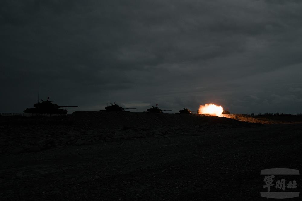 國軍第二作戰區4日實施「編制武器實彈射擊」訓練。（軍聞社記者李恬恬攝）
