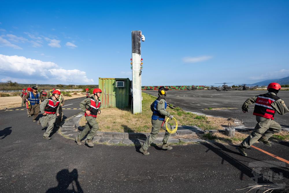 管制官下令後，武器組人員依安全路線奔跑上備炸區。（軍聞社記者林庭暉攝）