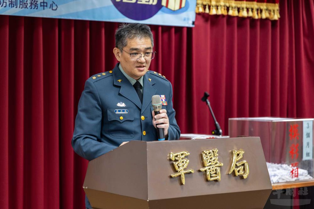 軍醫局衛勤保健處處長蔡上校，期勉成功戒菸官兵持續維持良好習慣。（軍聞社記者蔡枋澐攝）