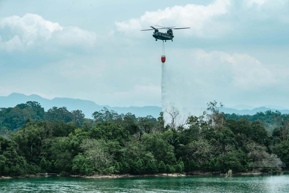 CH-47SD抵達目標區上空後進行投水，模擬森林滅火。（軍聞社記者林庭暉攝）
