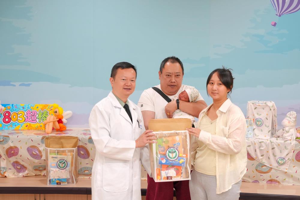 許姓產婦（右）出席活動表示感謝醫療團隊全程守護母嬰健康。（國軍臺中總醫院提供）