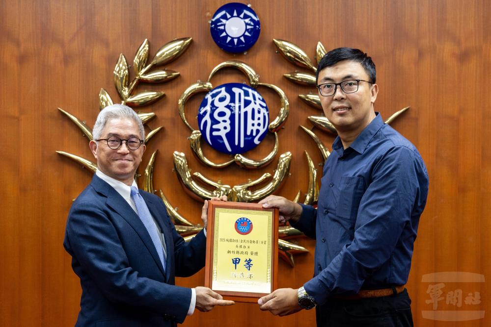 徐副部長代表國防部長顧立雄頒發演習績優單位獎狀。（軍聞社記者蔡枋澐攝）