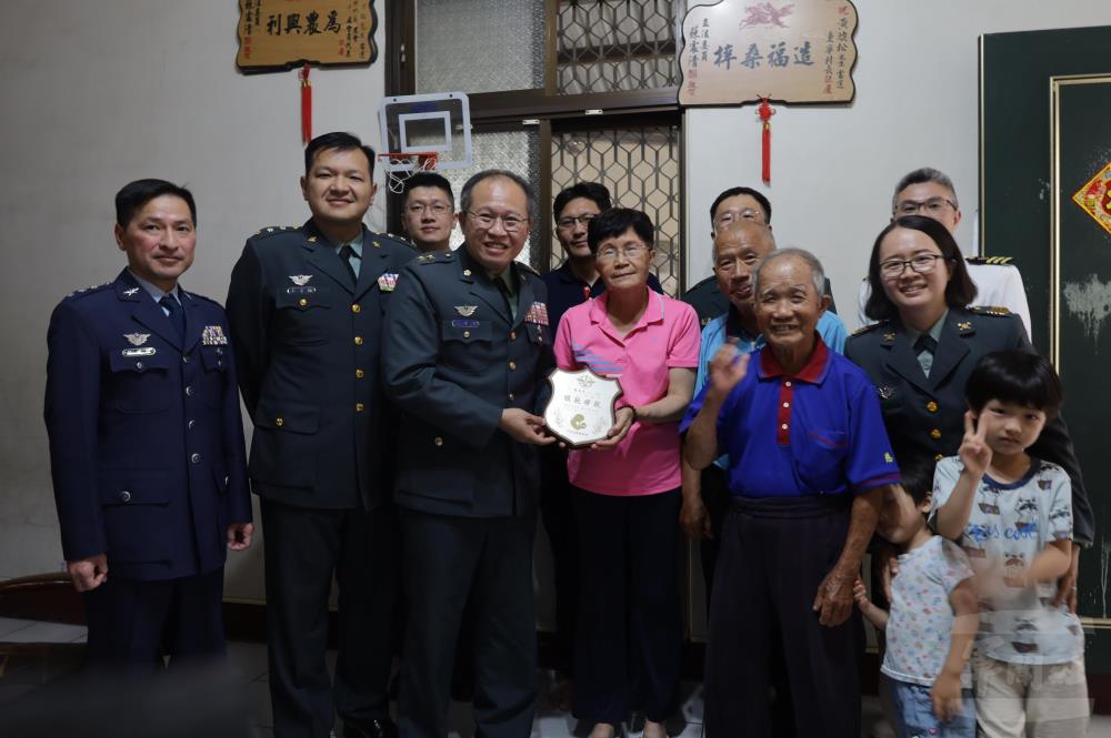 資通電軍指揮部表揚模範母親　弘揚母儀典範