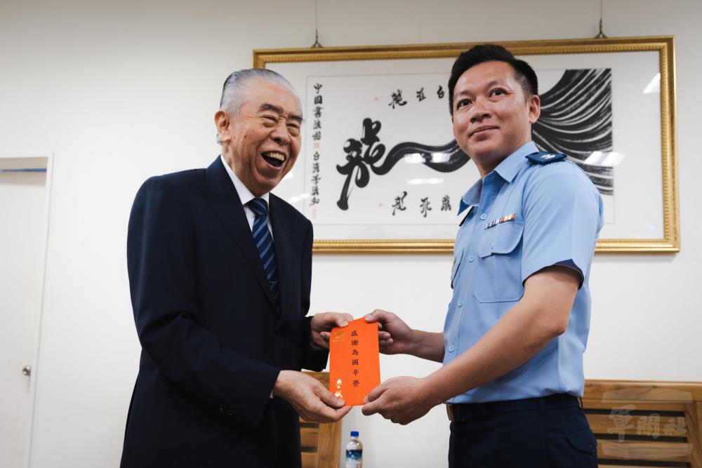 李榮譽理事長致贈慰問金。（青年日報提供）