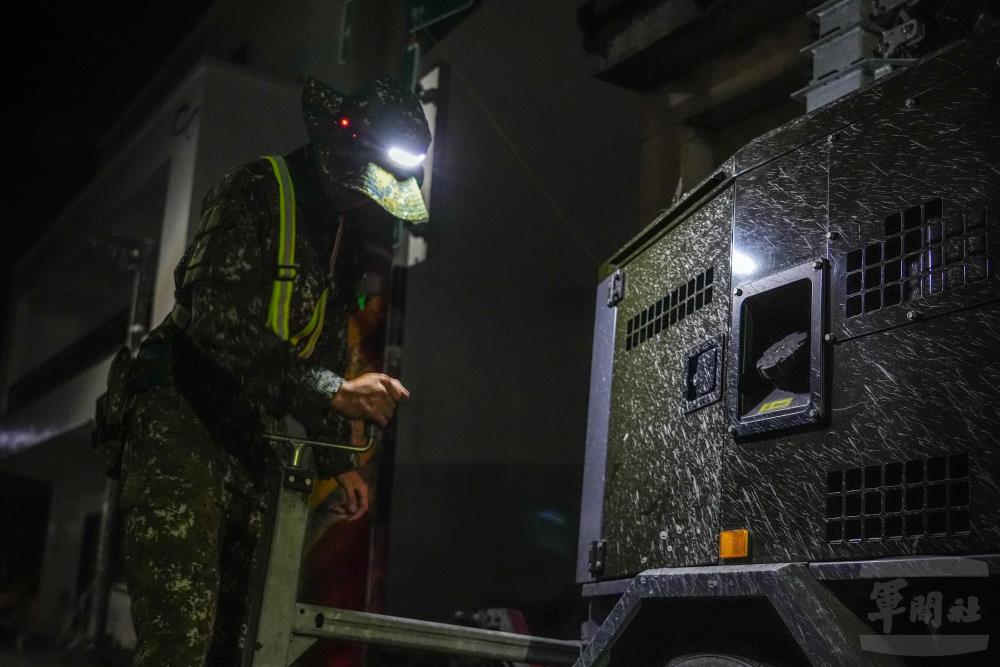 第二作戰區工兵部隊夜間作業架設TSL-8000機動照明燈車。（軍聞社記者侯凱議攝）