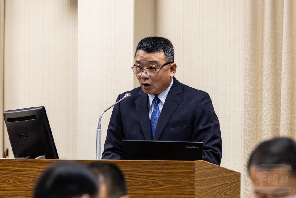 國防部軍備局局長林文祥中將，向委員實施報告。（軍聞社記者蔡枋澐攝）